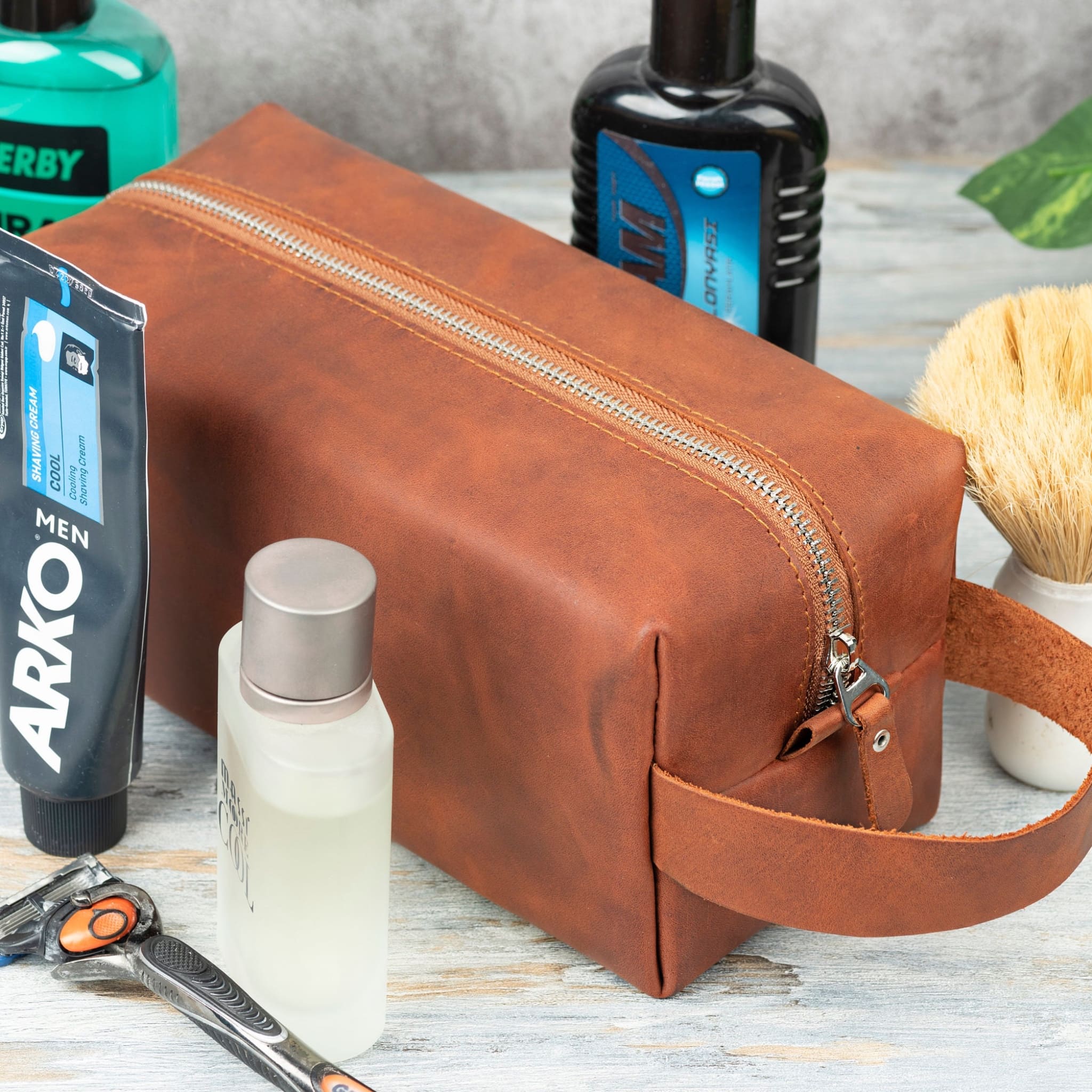 Brown leather toiletry bag 